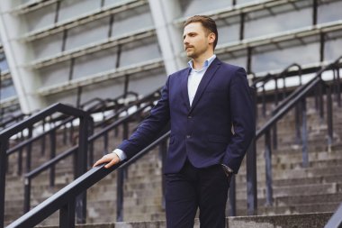 Bir takım elbiseli adam bir iş açık havada, bir iş adamı