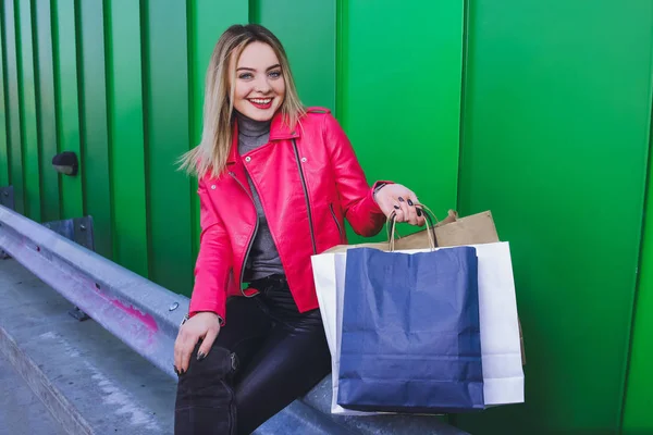 Vacker Blond Flicka Shopping Med Väskor — Stockfoto
