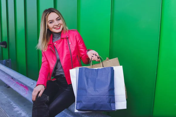 Vacker Blond Flicka Shopping Med Väskor — Stockfoto