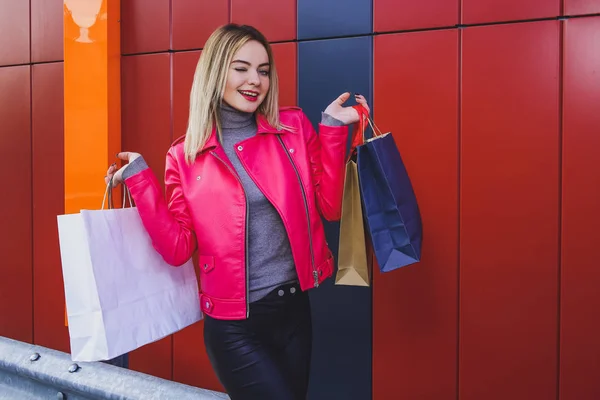 Schöne Blonde Mädchen Einkaufen Mit Taschen — Stockfoto