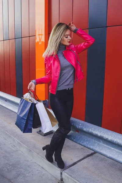Schöne Blonde Mädchen Einkaufen Mit Taschen — Stockfoto