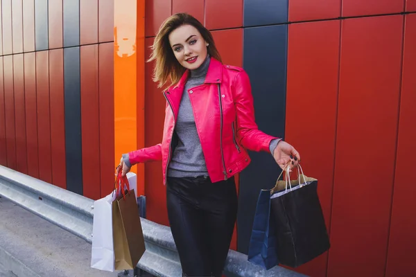 Schöne Blonde Mädchen Einkaufen Mit Taschen — Stockfoto