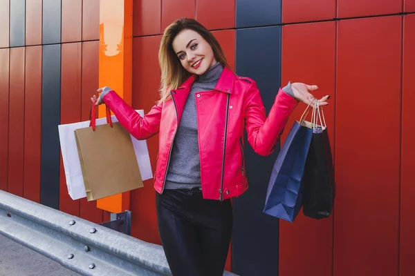 Vacker Blond Flicka Shopping Med Väskor — Stockfoto