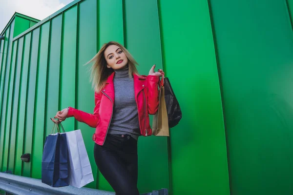 Vacker Blond Flicka Shopping Med Väskor — Stockfoto