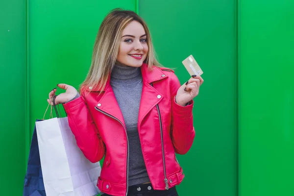 Vacker Blondin Shopping Med Väskor Paket Och Kreditkort — Stockfoto