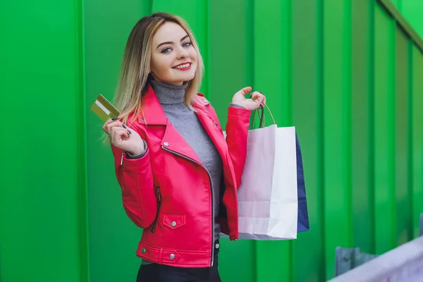 Schöne Blondine Einkaufen Mit Taschen Paketen Und Kreditkarte — Stockfoto