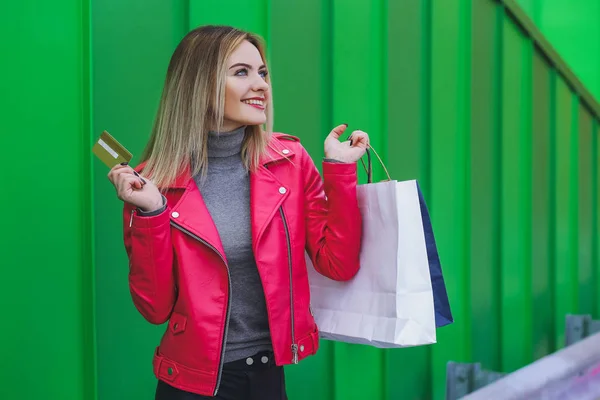 Schöne Blondine Einkaufen Mit Taschen Paketen Und Kreditkarte — Stockfoto