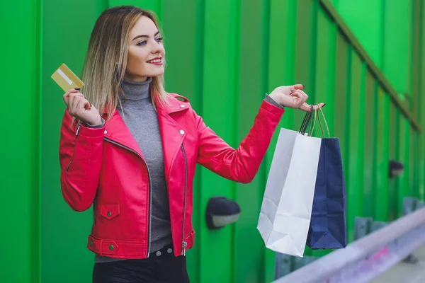 Vacker Blondin Shopping Med Väskor Paket Och Kreditkort — Stockfoto