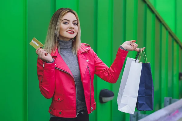 Piękna Blondynka Zakupy Torby Opakowania Karty Kredytowej — Zdjęcie stockowe
