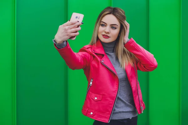 Schönes Junges Blondes Mädchen Macht Selfie Beim Einkaufen — Stockfoto