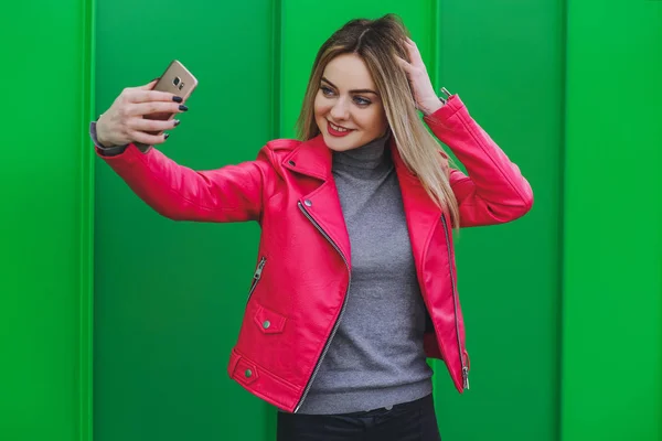 Piękna Młoda Blondynka Robi Selfie Zakupy — Zdjęcie stockowe
