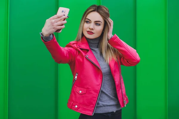 Schönes Junges Blondes Mädchen Macht Selfie Beim Einkaufen — Stockfoto