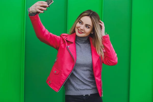 Schönes Junges Blondes Mädchen Macht Selfie Beim Einkaufen — Stockfoto