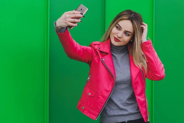 Schönes Junges Blondes Mädchen Macht Selfie Beim Einkaufen — Stockfoto