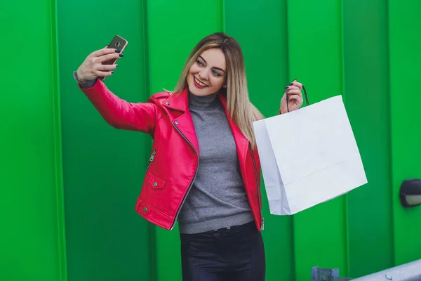 Piękna Młoda Blondynka Robi Selfie Zakupy — Zdjęcie stockowe