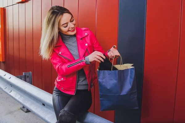 Vacker Blond Flicka Shopping Med Väskor — Stockfoto