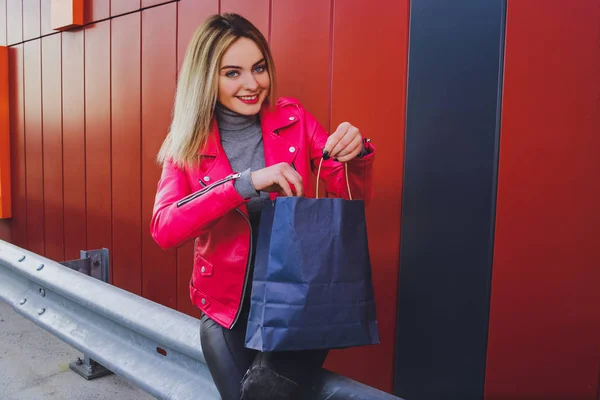 Schöne Blonde Mädchen Einkaufen Mit Taschen — Stockfoto