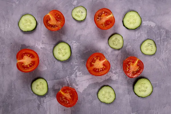 Assortiment Légumes Frais Tomates Concombres Feuilles Laitue Sur Panneau Béton — Photo