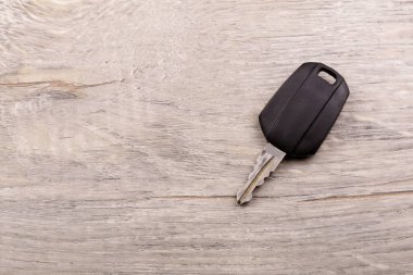 Arabanın anahtarını ahşap arka plan üzerinde