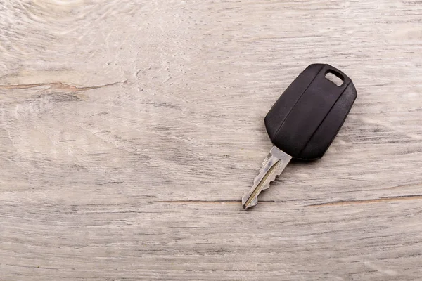 Arabanın anahtarını ahşap arka plan üzerinde