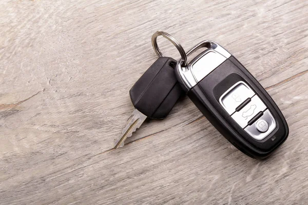 Arabanın anahtarını ahşap arka plan üzerinde