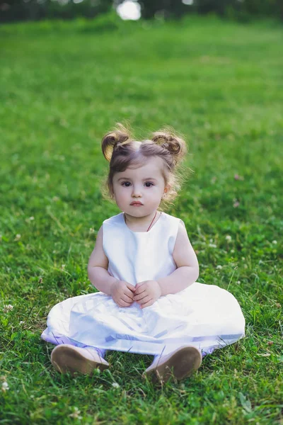 Kind Kleines Mädchen Kleid Park Auf Gras — Stockfoto