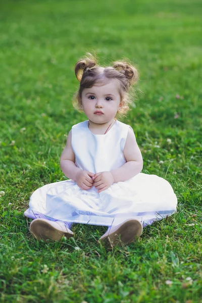 Kind Kleines Mädchen Kleid Park Auf Gras — Stockfoto