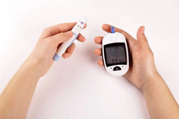 Person Med Diabetes Gör Ett Blodprov Med Glukometer Isolerad Vit — Stockfoto