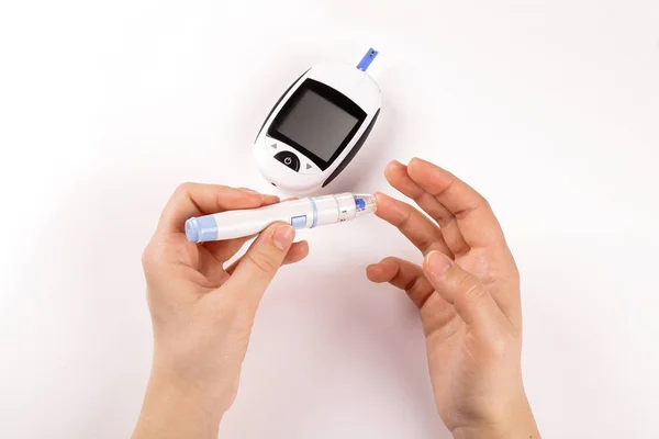 Uma Pessoa Com Diabetes Fazendo Exame Sangue Com Glicosímetro Isolado — Fotografia de Stock