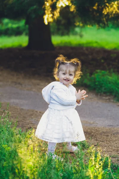 Criança Menina Vestido Parque Grama — Fotografia de Stock