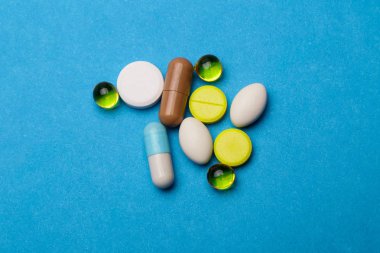 Renkli hap, Tablet ve kapsüller mavi bir arka plan üzerinde. Tıp ve sağlık.