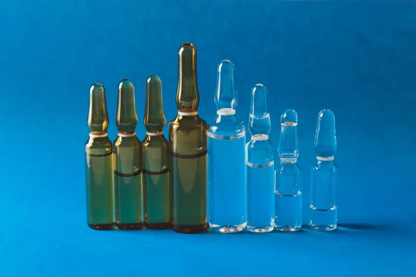 Вакцина Прозрачных Стеклянных Ампулах Синем Фоне — стоковое фото