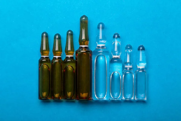 Vacuna Está Ampollas Vidrio Transparente Sobre Fondo Azul —  Fotos de Stock