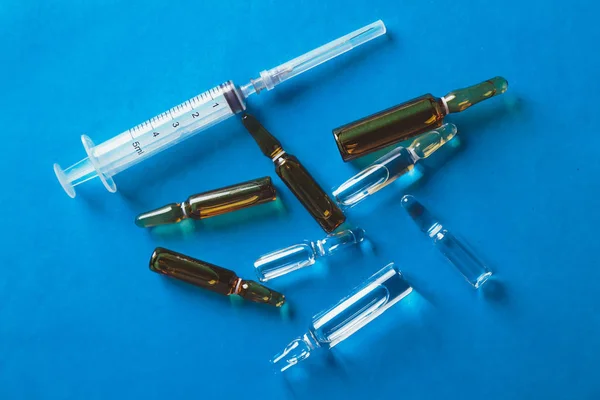 Ampollas Médicas Jeringa Aisladas Sobre Fondo Azul —  Fotos de Stock