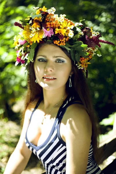 Retrato Una Hermosa Mujer Sexy Sonriendo Con Una Corona Flores —  Fotos de Stock