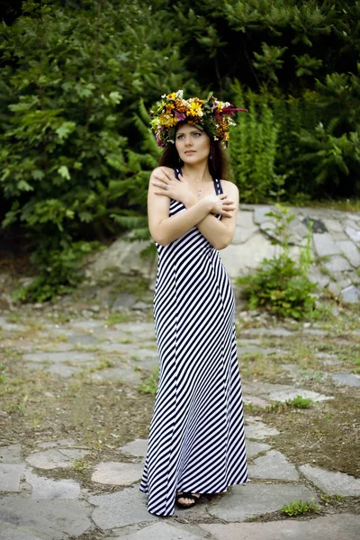 Retrato Una Hermosa Mujer Sexy Sonriendo Con Una Corona Flores —  Fotos de Stock