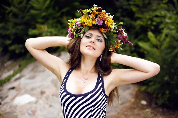 Retrato Una Hermosa Mujer Sexy Sonriendo Con Una Corona Flores —  Fotos de Stock