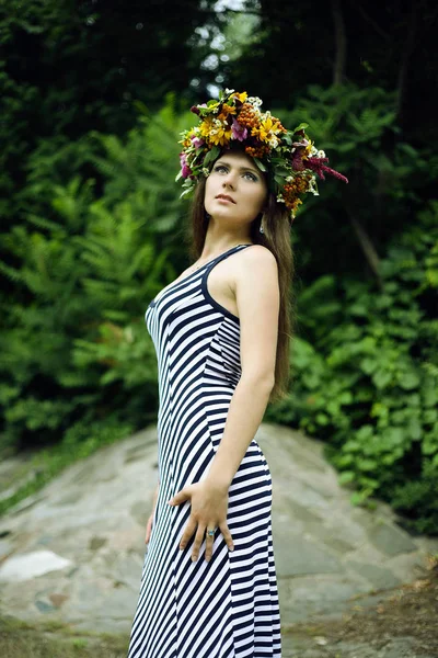 Retrato Una Hermosa Mujer Sexy Sonriendo Con Una Corona Flores —  Fotos de Stock