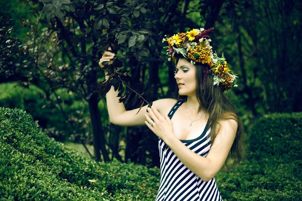 Retrato Una Hermosa Mujer Sexy Sonriendo Con Una Corona Flores —  Fotos de Stock