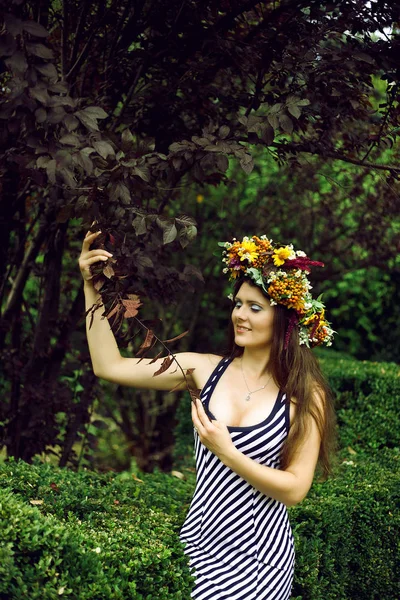 Retrato Una Hermosa Mujer Sexy Sonriendo Con Una Corona Flores —  Fotos de Stock