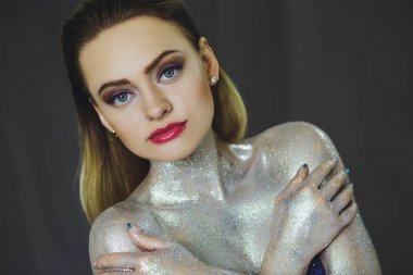 Yaratıcı glitter makyajla güzel kızla parıldıyor. Güzellik bir sanat yüzüdür. Stüdyoda çekilmiş fotoğrafı.