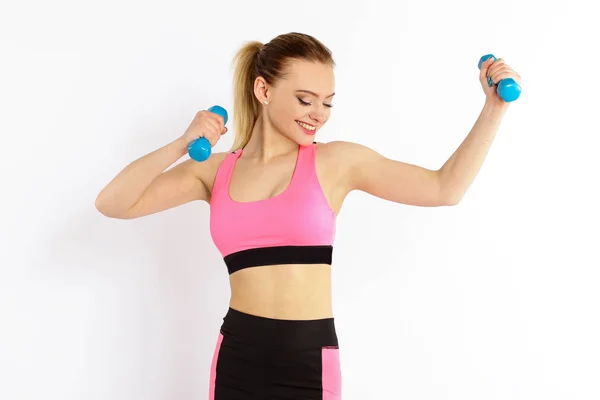 Genç kız atlet, beyaz arka plan üzerinde izole dumbbells ile fitness