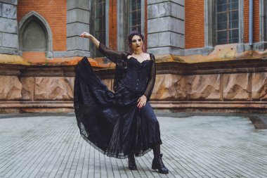 Bir arka plan mimarisi Gotik tarzı genç esmer kız