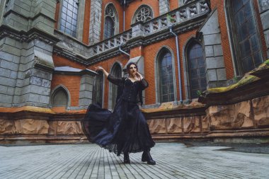 Bir arka plan mimarisi Gotik tarzı genç esmer kız