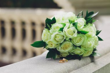 Beyaz gül bir gelin ve iki altın yüzük buket düğün