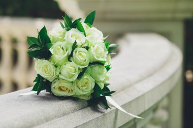 Beyaz gül bir gelin ve iki altın yüzük buket düğün