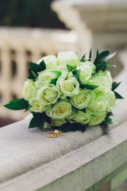 Beyaz gül bir gelin ve iki altın yüzük buket düğün