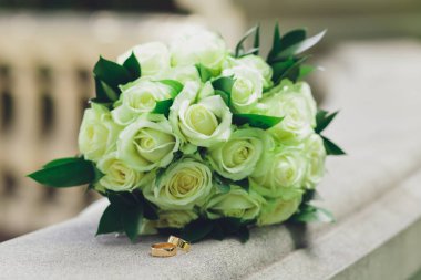 Beyaz gül bir gelin ve iki altın yüzük buket düğün