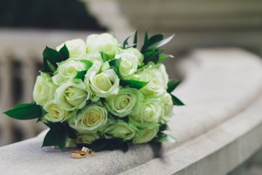 Beyaz gül bir gelin ve iki altın yüzük buket düğün