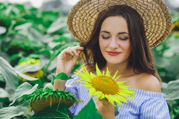 Krásná Mladá Dívka Šaty Klobouk Poli Slunečnice — Stock fotografie